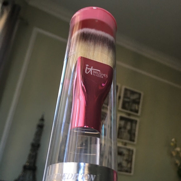 it cosmetics Makeup It Cosmetics Love Is The Foundation Brush 220
